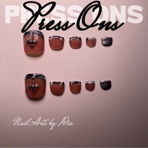 Nail Arts by Dia Press-On Nails - Black and white with chrome